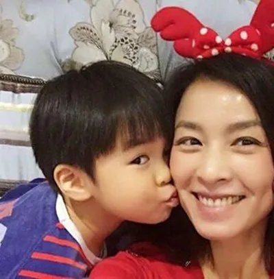 张庭儿子罚站视频曝光 公开吐槽妈妈不漂亮