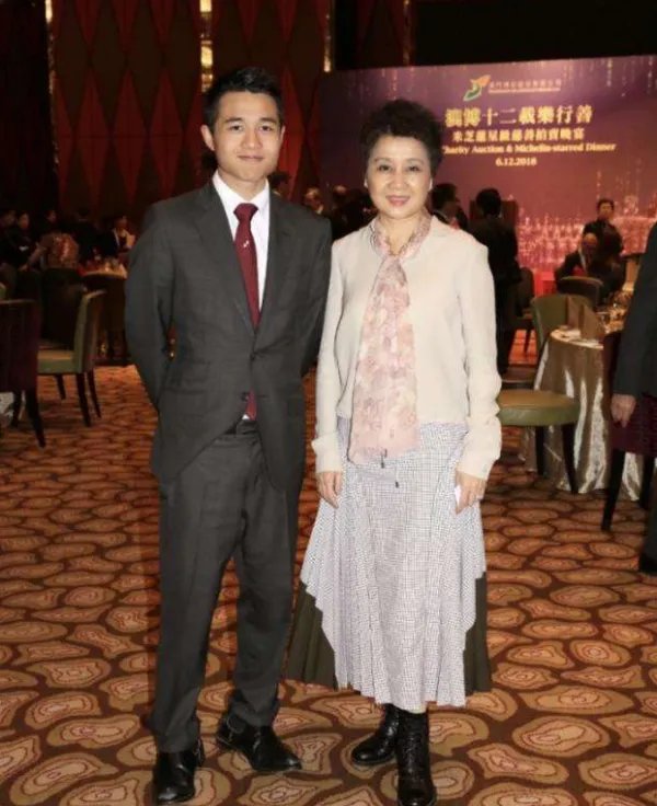 赌王四太年纪是大点，气质方面两个女儿能比的过她吗？