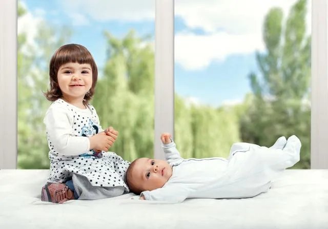 怎样独自带四个月的宝宝接送大宝?