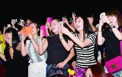 李宇春微博评论被捐款刷屏，正能量十足。你如何看待偶像的力量？