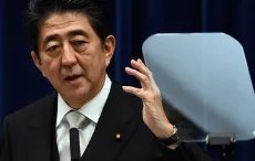 日本院方表示安倍的枪伤触及心脏,凶手为何能如此精准的击中他?