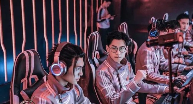 《全职高手》肖时钦加入嘉世战队，原因是什么？