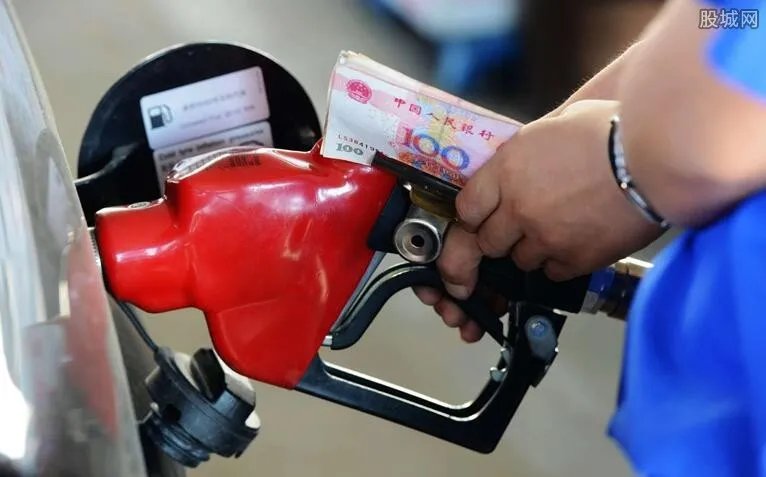 油价年内最大降幅 加满一箱油将少花17元左右