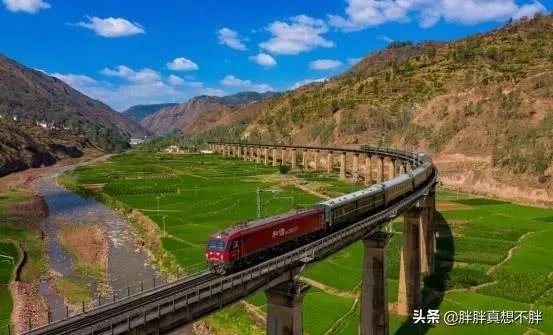 为什么火车过桥要鸣笛？