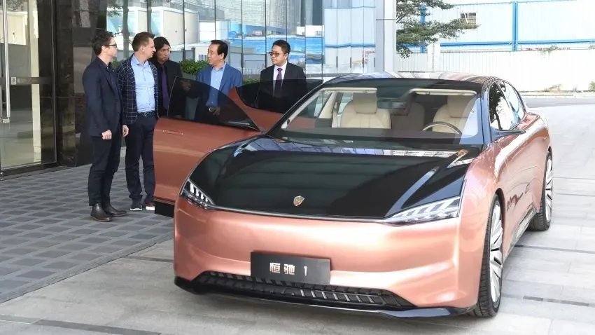 恒驰汽车内饰图曝光,许家印坐车内竖起了大拇指