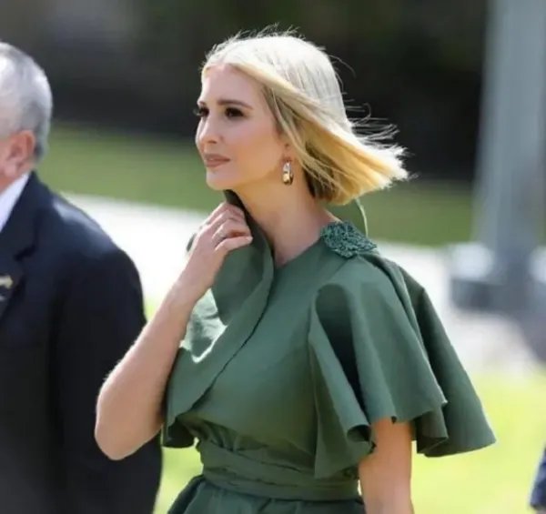 穿小号蓝白衬衫纽扣差点崩开的伊万卡，身上哪一部位很吸睛？