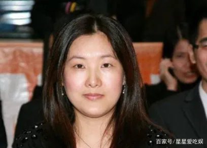 梁锦松被传婚内出轨，伏明霞立即提出离婚，她没有想象中那么傻，你怎么看？