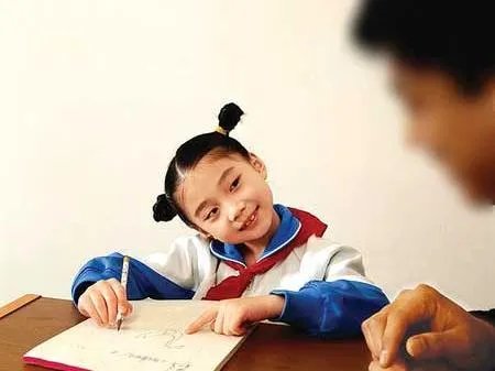 孩子跪景区写作业，这样真的好吗？