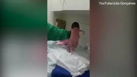 新生儿出生便会行走，近亿网友围观，这小家伙是哪吒吗