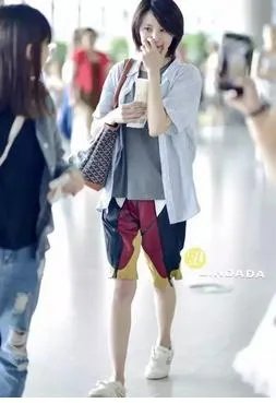 全智贤经常被大家拍到素颜出街，有的不修边幅，有的精神饱满！