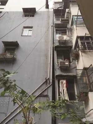 南京冒出楼靠靠 前楼竟然倚靠在后楼上