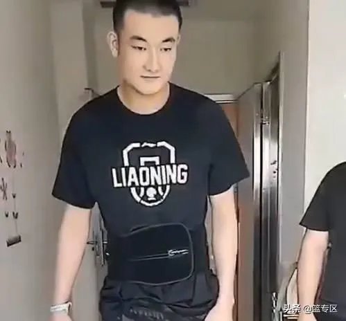 丛明晨今天出院，辽宁男篮的球迷专程到医院欢送！丛明晨能在本赛季回归赛场吗？