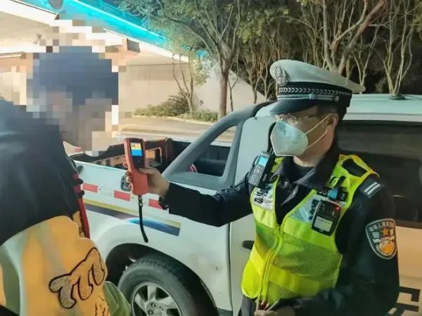 男子酒驾与交警赛跑，称要去吃早餐，如何看待男子这一行为？