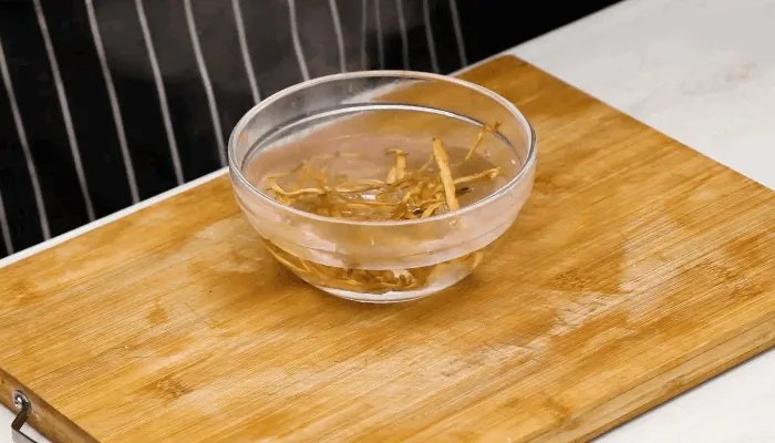 黄花菜炒肉丝的做法 肉丝黄花菜的家常做法