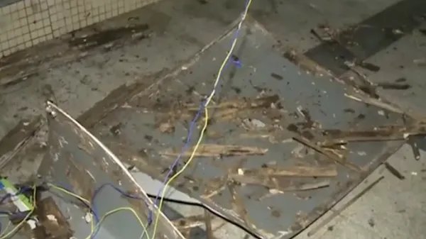 四川一广告牌掉落砸倒男童，谁该为此次事故负责？