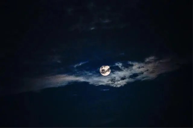 你曾拍过或者见过的最美的月亮是什么样的？