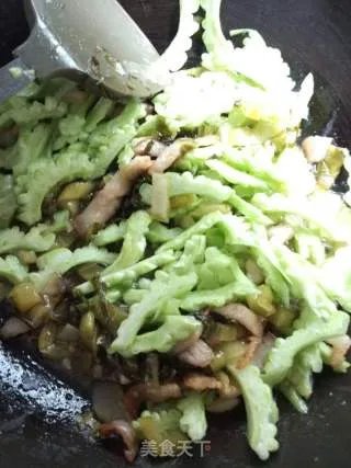 三层肉炒苦瓜酸菜