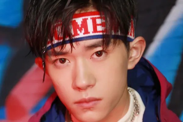 易烊千玺在演唱全新单曲《粉雾海》的时候，嗓音如何？