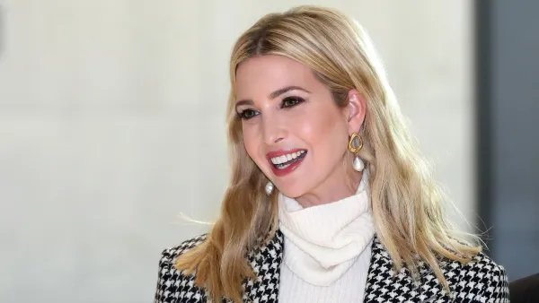 穿小号蓝白衬衫纽扣差点崩开的伊万卡，身上哪一部位很吸睛？