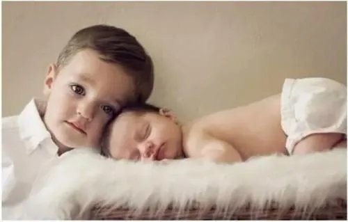 怎样独自带四个月的宝宝接送大宝？