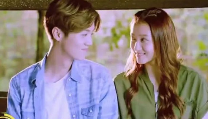 关晓彤鹿晗秀恩爱是什么情况：一个眼神暖暖的爱意