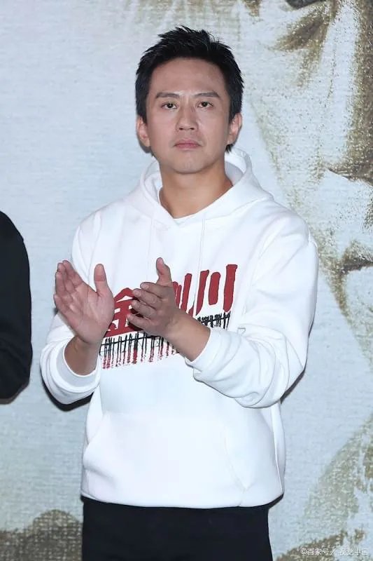 邓超给孙俪比心：长久的婚姻不容易，如何才能让婚姻始终保鲜？