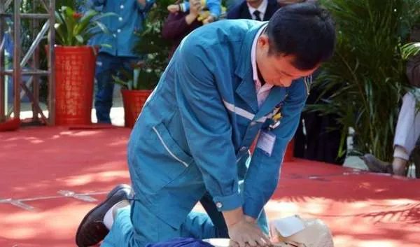 抢救的时候把肋骨给按断了，医生该不该承担责任？