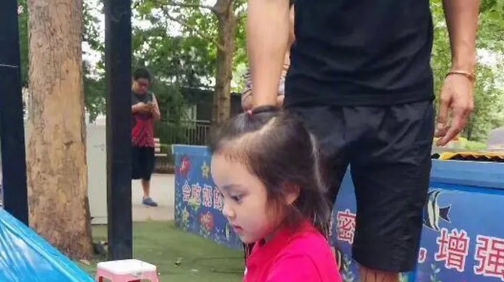 贾乃亮合照什么样子的？