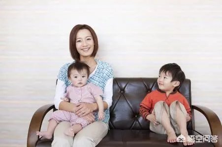 怎样独自带四个月的宝宝接送大宝?