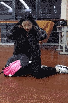 拧不开瓶盖的姐姐？黑丝袜被拉长的午间动态图