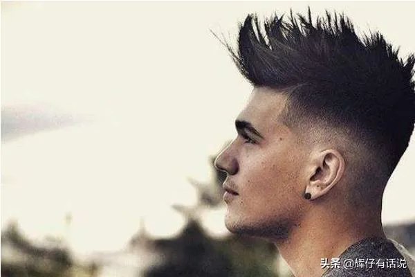 男生飞机头发型？