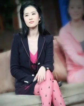 刘亦菲丝袜勾魂性感 美腿惹男生垂涎