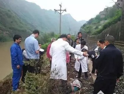 学生逃课徒手扒火车是怎么回事？