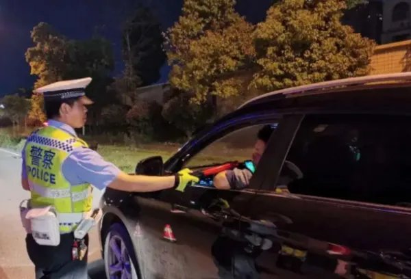 男子酒驾与交警赛跑，称要去吃早餐，如何看待男子这一行为？