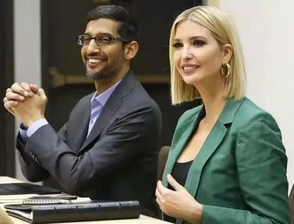 穿小号蓝白衬衫纽扣差点崩开的伊万卡，身上哪一部位很吸睛？