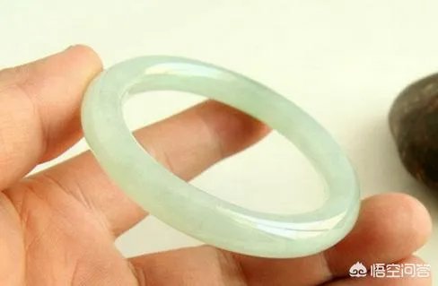 翡翠手镯尺寸大小及配戴方法？