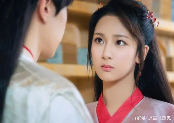 杨紫露脸红毯状态有变，脸部和眼睛都有变化，她最近的状态如何？