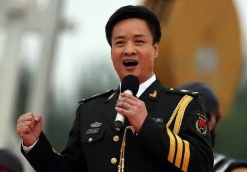 “你入学的新书包，有人给你拿，”出自哪首关于母亲的歌？