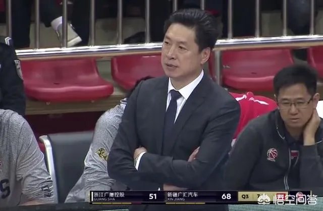 广厦队主场对阵新疆，第二节末孙桐林卡位被吹假摔技术犯规，你怎么看？