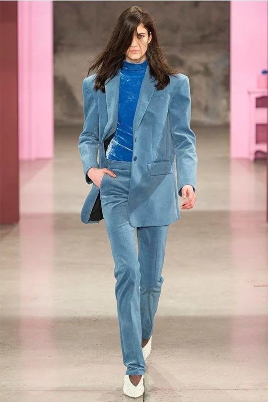 今年秋季比较流行什么样的外套呢？