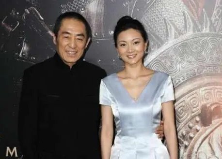 张艺谋的妻女去探班，陈婷打扮的很年轻，你羡慕张艺谋夫妻两人的爱情吗？