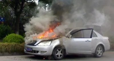 轿车翻车后男子车内淡定数钱，这种情况下汽车会不会爆炸？