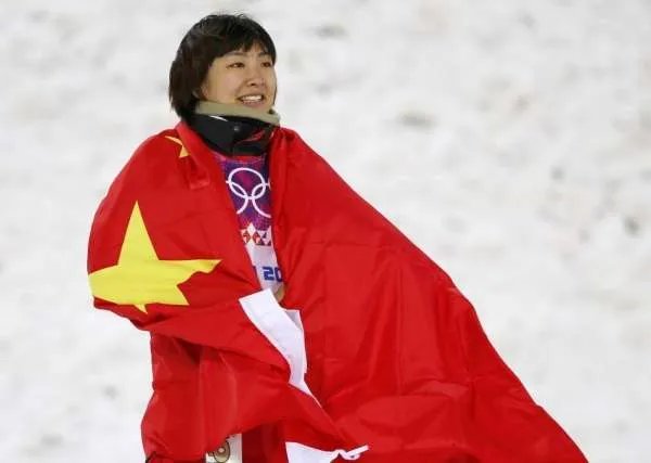 王心迪领奖台求婚冬奥冠军徐梦桃，体坛还有哪些神仙眷侣？