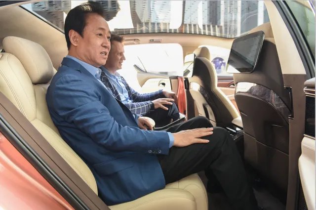 恒驰汽车内饰图曝光,许家印坐车内竖起了大拇指