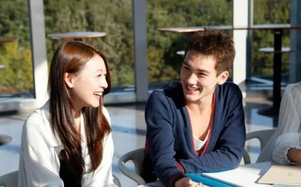 你觉得面包和爱情哪个更重要？