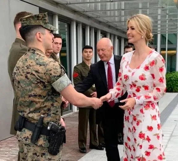 穿小号蓝白衬衫纽扣差点崩开的伊万卡，身上哪一部位很吸睛？