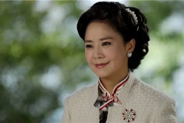 琼瑶女郎俞小凡的丈夫多次出轨，为何她一再的选择隐忍？