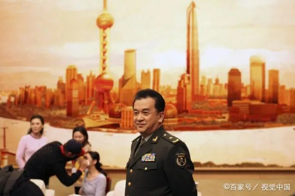 多年不见的黄宏一天内被免职带走，已经六年了，现状令人担忧，怎么回事？