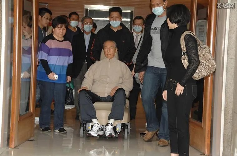 赌王病情疑恶化 四太梁安琪表情很严肃