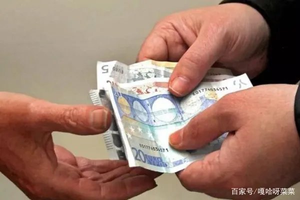 男网友分3次从女子手中骗走80万，女子是钱多还是人傻？